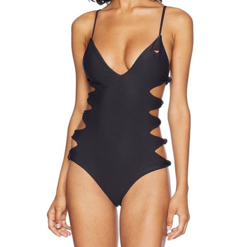 NEVER WORN. Tag ripped off, but never worn.